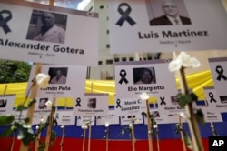 Fotos de los trabajadores de la salud que murieron a causa del COVID-19 se exhiben para una ceremonia en su honor, organizada por compañeros trabajadores de la salud en Caracas, el jueves 10 de septiembre de 2020.