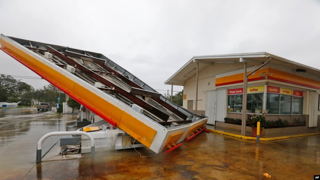 Atap dari sebuah pompa bensin tampak terlepas setelah diterbangkan oleh badai Irma di Miami utara, Florida, AS hari Minggu (10/9). 