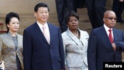 시진핑 중국 국가주석(왼쪽 2번째)과 부인 펑리위안(왼쪽 1번째)이 26일 남아프리카공화국 프레토리아에서 제이콥 주마 대통령(오른쪽 1번째)과 부인 봉기 응게마의 환영을 받고 있다.