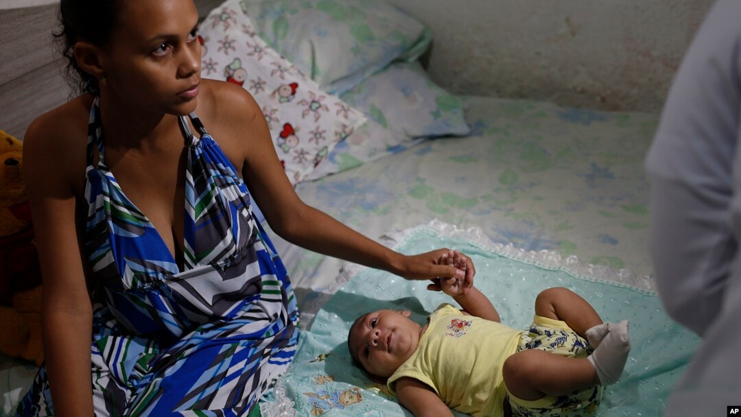 Janine Santos dan bayinya Shayde Henrique yang berusia 3 bulan dan lahir dengan microcephaly di rumah mereka di Joao Pessoa, Brazil (23/2). (AP/Andre Penner)