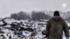 روسی فوٹیج سے بنائی گئی اس تصویر میں بیلگوروڈ کے علاقے میں روسی فوجی طیارے کا ملبہ بکھرا ہوا ہے۔ اس حادثے میں 74 افراد ہلاک ہو گئے تھے۔ 26 جنوری 2024
