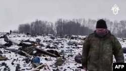 这张视频截图取自俄罗斯调查委员会2024年1月26日发布的视频，显示调查人员所说的别尔哥罗德地区军用运输机坠毁现场。（法新社照片）