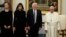 El papa Francisco posa junto al presidente Trump, su esposa Melania, y su hija Ivanka.