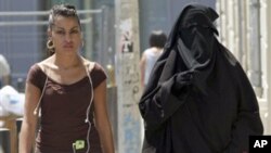 Une femme en Burqa à Marseille