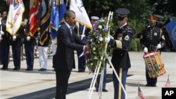 Le président Obama plaçant une gerbe de fleurs sur la Tombe du soldat inconnu, à Arlington