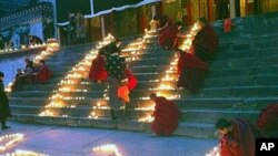 中国四川阿坝藏族羌族自治州的僧侣1月23日在一所寺庙点燃蜡烛为藏人祈福