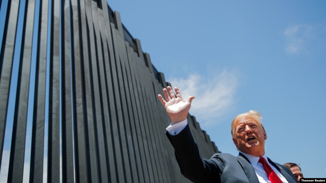 ARCHIVO - El presidente de Estados Unidos, Trump, visita la frontera entre Estados Unidos y México en San Luis, Arizona.