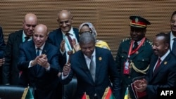 O recém-eleito Presidente da União Africana e Presidente de Angola, João Lourenço, segura um martelo durante a 38.ª Cimeira da União Africana, na sede da UA em Adis Abeba, a 15 de fevereiro