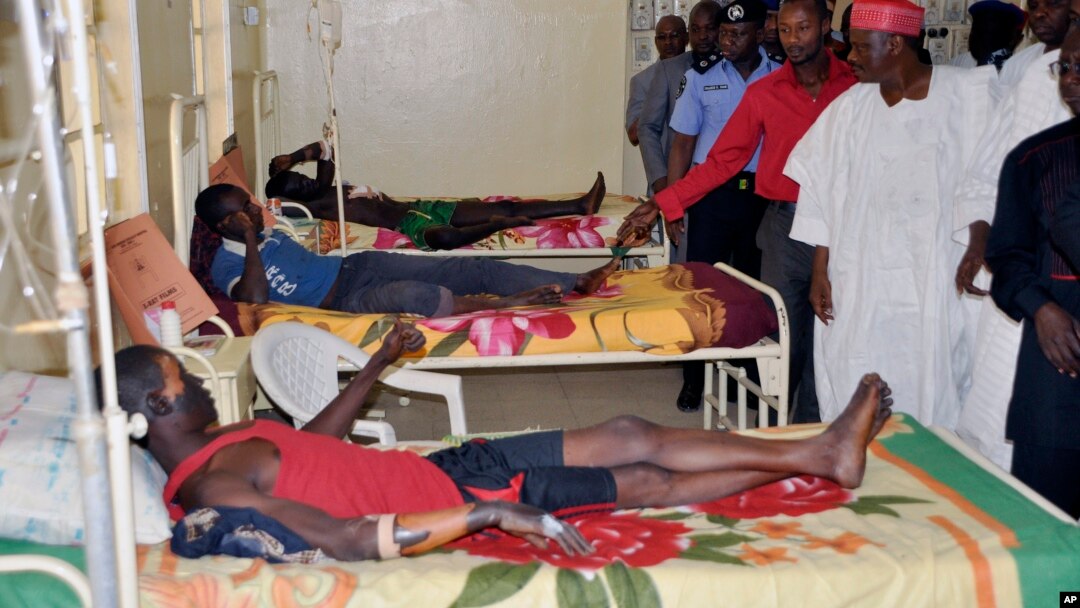 Para korban luka-luka serangan bunuh diri dirawat di rumah sakit di Kano, Nigeria (25/2). Serangan bunuh diri kembali melanda Biu, Nigeria utara hari Kamis (26/2).