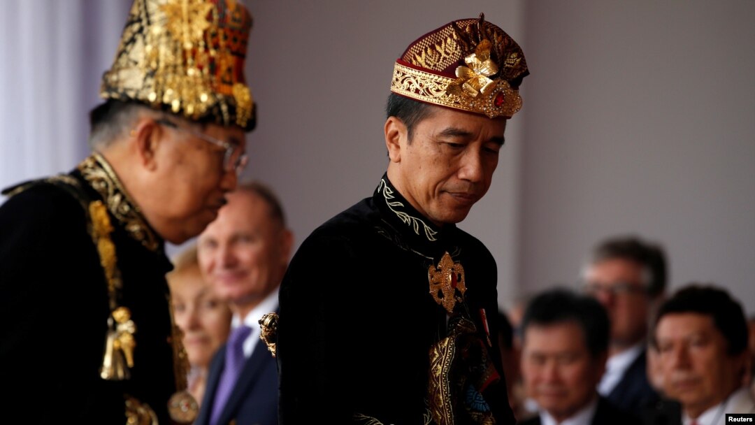 Presiden Joko Widodo didampingi Wakil Presiden Jusuf Kalla tiba untuk perayaan Hari Kemerdekaan ke-74 RI di Istana Kepresidenan, Jakarta, 17 Agustus 2019. (Foto: Reuters)
