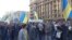 一年前的乌克兰大规模反政府示威冲击俄罗斯。去年秋季在莫斯科市中心举行的反对俄罗斯入侵乌克兰的反战大游行中，许多示威者手举乌克兰国旗表达对乌克兰支持。（美国之音白桦拍摄） 
