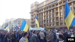 一年前的乌克兰大规模反政府示威冲击俄罗斯。去年秋季在莫斯科市中心举行的反对俄罗斯入侵乌克兰的反战大游行中，许多示威者手举乌克兰国旗表达对乌克兰支持。（美国之音白桦拍摄） 