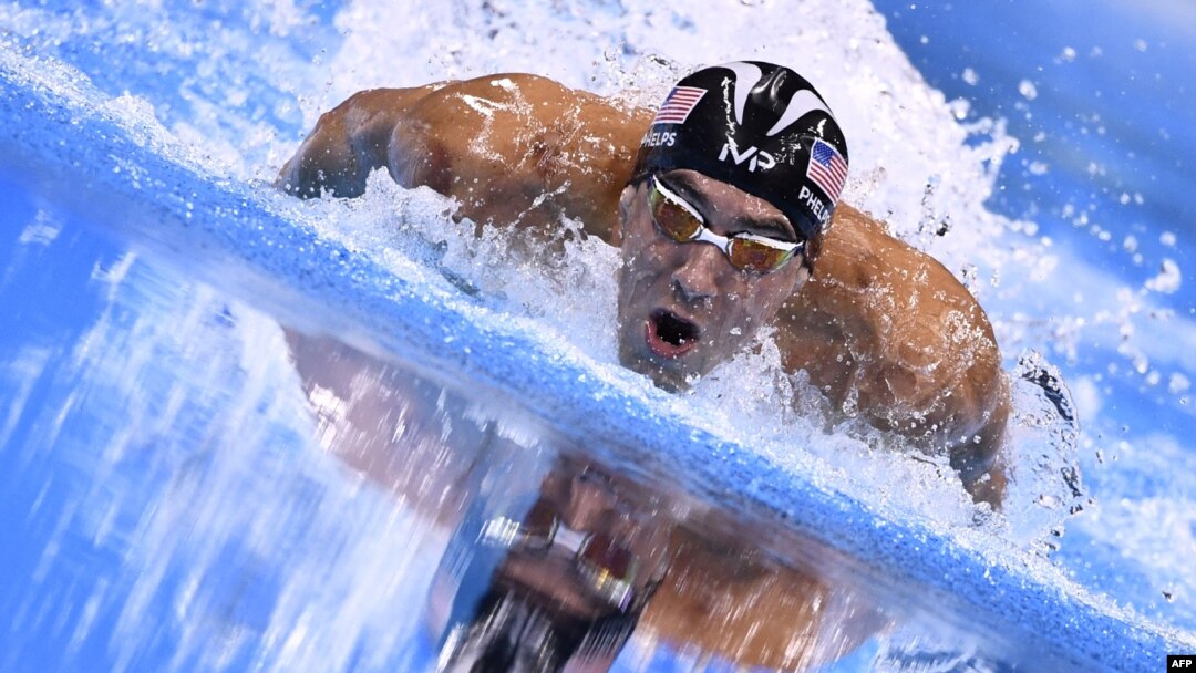 ARCHIVOS - El estadounidense Michael Phelps captado en la competencia final de 200 metros combinado individual masculino durante Juegos Olímpicos de Río 2016 en el Estadio Acuático Olímpico de Río de Janeiro el 11 de agosto de 2016.