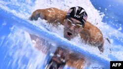 ARCHIVOS - El estadounidense Michael Phelps captado en la competencia final de 200 metros combinado individual masculino durante Juegos Olímpicos de Río 2016 en el Estadio Acuático Olímpico de Río de Janeiro el 11 de agosto de 2016.