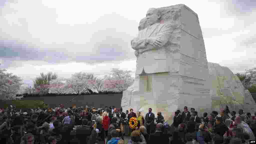 2018年4月4日，華盛頓特區，馬丁&middot;路德&middot;金紀念園， 一座高9米的馬丁.路德.金雕像之下，人們集會紀念Martin Luther King Jr.牧師遇刺50週年。時值櫻花季節。馬丁.路德.金雕像由中國雕刻家雷宜鋅製作。