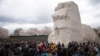 ARCHIVO - Colocación de una ofrenda floral ceremonial en honor al 50.° aniversario del asesinato del reverendo Martin Luther King Jr. en el MLK Memorial en Washington, DC, el 4 de abril de 2018.