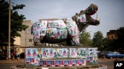 Sebuah patung badak (hippopotamus) penuh dengan tempelan poster kampanye pemilu legislatif di sebuah persimpangan jalan di Bamako, Mali (19/11).