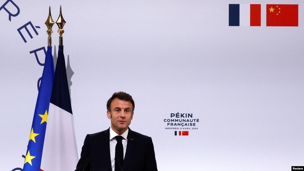 法国总统马克龙（Emmanuel Macron）2023年4月5日抵达北京后发表演讲。（路透社）(photo:VOA)