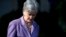 La secretaria de Salud, Kathleen Sebelius, llega a la rosaleda de la Casa Blanca. Esta semana tendrá que declarar ante el Congreso.