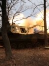 Soldados ucranianos disparan una pieza de artillería cerca de en Bakhmut el 3 de diciembre de 2022.