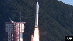 Roket Epsilon-4 diluncurkan dari pusat luar angkasa Uchinoura oleh Badan Eksplorasi Luar Angkasa Jepang (JAXA) di Prefektur Kaghoshima, 18 Januari 2019.