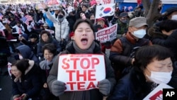 윤석열 한국 대통령을 지지하는 사람이 구호를 외치고 있다. (자료사진)