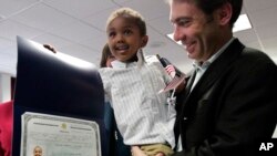 Aaron Lieberman et son fils Théodore, 2 ans, adopté en Ethiopie, lors de la cérémonie d'adoption à New York le 18 novembre 2010.