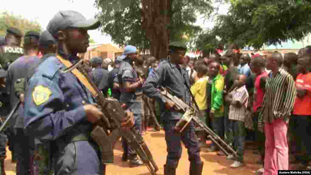 La police intevient pour clamer la population qui manifeste contre l&#39;assassinat du colonel Ndala. 