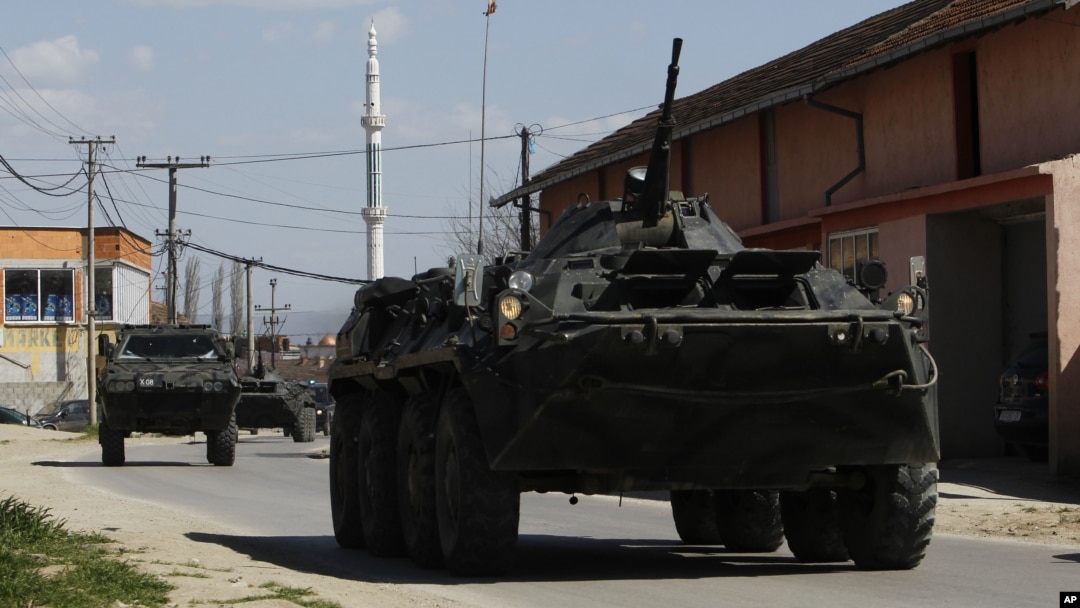 Policijsko oklopno vozilo u Makedoniji na putu kad severnom graničnim prelazu ka Kosovu, 21. april 2015.