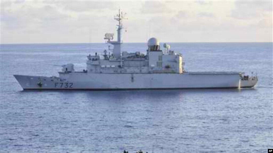 Kapal Angkatan Laut Uni Eropa FS Nivose mengusir kapal pembajak Somalia di sekitar perairan Somalia (Foto: dok).