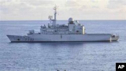 Kapal Angkatan Laut Uni Eropa FS Nivose mengusir kapal pembajak Somalia di sekitar perairan Somalia (Foto: dok).