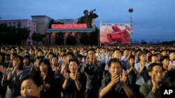 Warga sipil dan personil militer berpartisipasi dalam sebuah aksi massa di Kim Il-sung Square di Pyongyang, Korea Utara, Rabu, 6 September 2017, untuk menandai uji coba nuklir bawah tanah negara mereka untuk yang keenam kalinya. (Foto: dok).