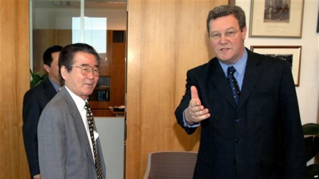 Ðại sứ Triều Tiên Chon Jae Hong tại văn phòng của Ngoại trưởng Australia Alexander Downer tại Canberra (hình chụp tháng 10/2006)