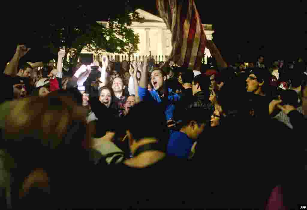 Crowds gathers outside the White House in Washington early on May 2, 2011, to celebrate after President Barack Obama announced the death of Osama bin Laden. (VOA - Alison Klein)