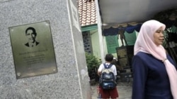 SD Negeri 01 Menteng, tempat Obama kecil atau Barry pernah bersekolah di tahun 1960-an, kini memasang plakat dengan wajah Obama di depan pintu gerbang sekolah.