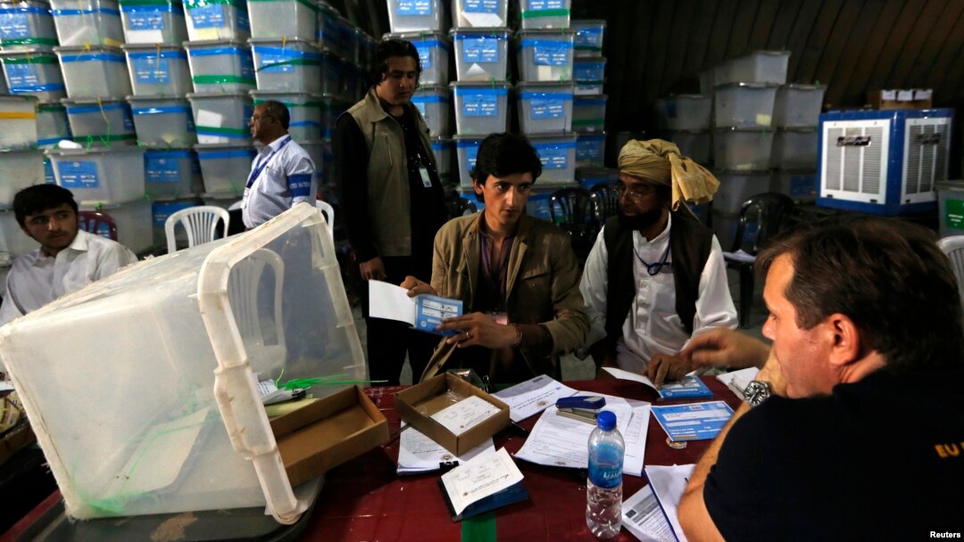 Petugas pemilu Afghanistan menghtiung kartu-kartu suara dalam audit pilpres di Kabul (27/8).