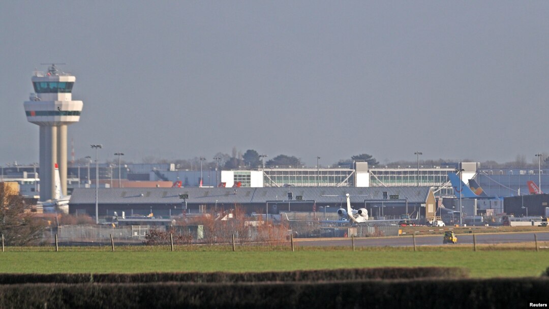Seorang polisi berdiri di landasan yang ditutup di Bandara Gatwick setelah drone terbang ilegal di lapangan terbang hingga mengakibatkan penutupan bandara di Gatwick, Inggris, 20 Desember 2018.

