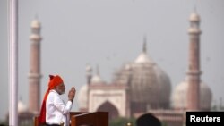 Perdana Menteri Narendra Modi memberikan salam sebelum berpidato di hadapan publik pada perayaan Hari Kemerdekaan di Benteng Merah "Red Fort" yang bersejarah di Delhi, India, 15 Agustus 2018.