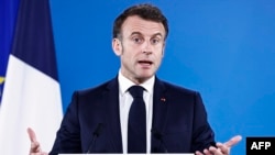 Presiden Prancis Emmanuel Macron berbicara dalam konferensi pers dalam pertemuan Dewan Eropa di markas Uni Eropa di Brussels, pada 22 Maret 2024. (Foto: AFP/Sameer Al-Doumy)