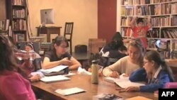 Deca učestvuju u radionici programa "826" koji podstiče kreativno pisanje
