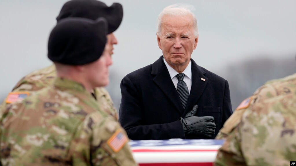 جو بایدن در مراسم استقبال از ورود پیکرهای سربازان کشته‌شده آمریکایی