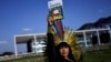 Una indígena brasileña xokleng celebra fallo del Supremo Tribunal Federal que consagró derechos sobre la tierra a los indígenas en Brasilia, Brasil, el 21 de septiembre de 2023.