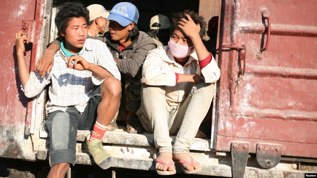 Kachindagi mojaro sababli minglab ishchi muhojirlar hududdan qochib chiqmoqda.