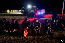 지난달 애리조나주 유마 국경을 넘어 미국에 들어온 사람들이 당국에 붙잡혀 대기하고 있다. (자료사진)