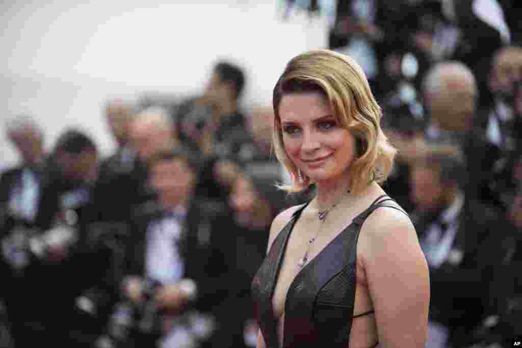 英国裔美国演员米莎&middot;巴顿（Mischa Barton）在戛纳电影节上亮相（2017年5月23日）。 她曾被誉为好莱坞的纯情玉女，却遇人不淑，裸照与裸体影像落入前男友手里，曾经被人喊价兜售。后面有更多有关图片。