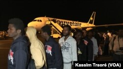 152 Maliens rapatriés de la Libye, à l'aéroport Modibo Keita de Bamako Senou, Bamako, Mali, 7 décembre 2017. (VOA/Kassim Traoré)
