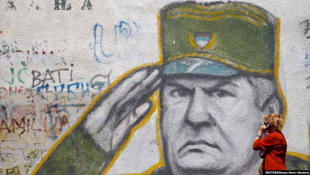 Grafit sa likom Ratka Mladića, prvostepenog haškog osuđenika u Beogradu, maj 2011. godine (Foto: Reuters/Stoyan Nenov)
