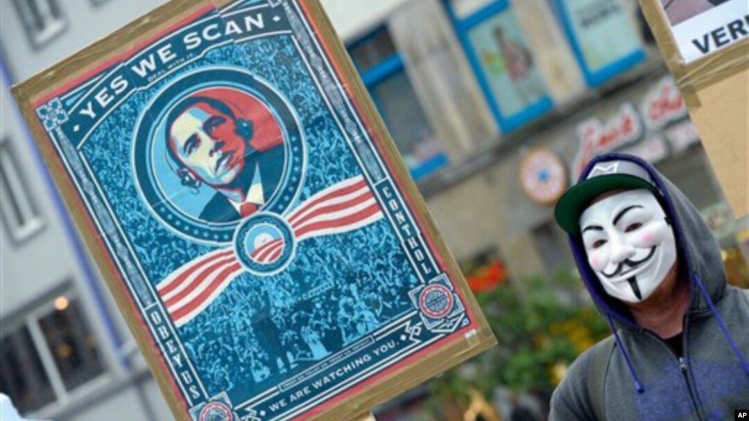 Seorang demonstran di Hannover, Jerman, memprotes program pemantauan yang dilakukan badan intelijen AS (NSA) (29/6). (AP/dpa, Peter Steffen)