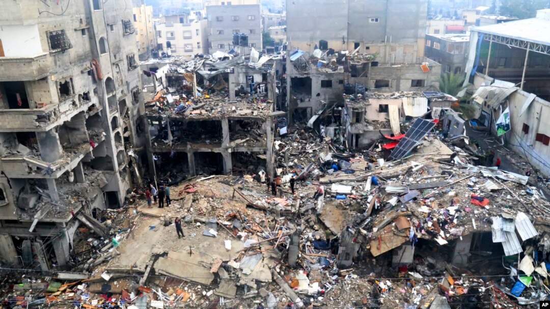 Palestinos buscan a sobrevivientes tras un ataque israelí a un edificio la víspera en el campamento de refugiados Jebaliya, el martes 14 de noviembre de 2023, en la Franja de Gaza.