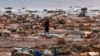 Un niño lleva una lámina para techos en la playa después del paso del ciclón Chido, en Passamainty, Mayotte, Francia, el 20 de diciembre de 2024.